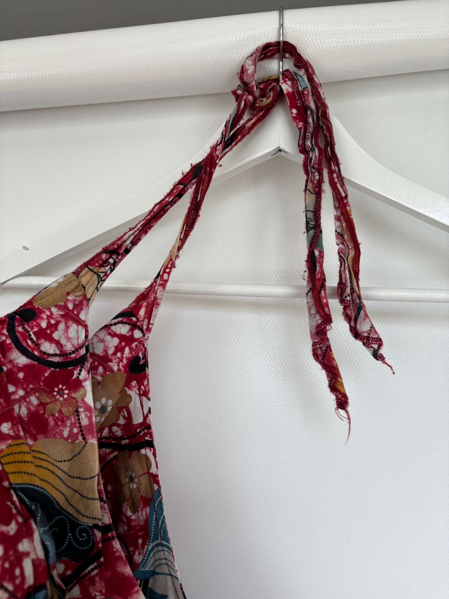 Süßes Minikleid mit Neckholder in rot bunt gemustert, M