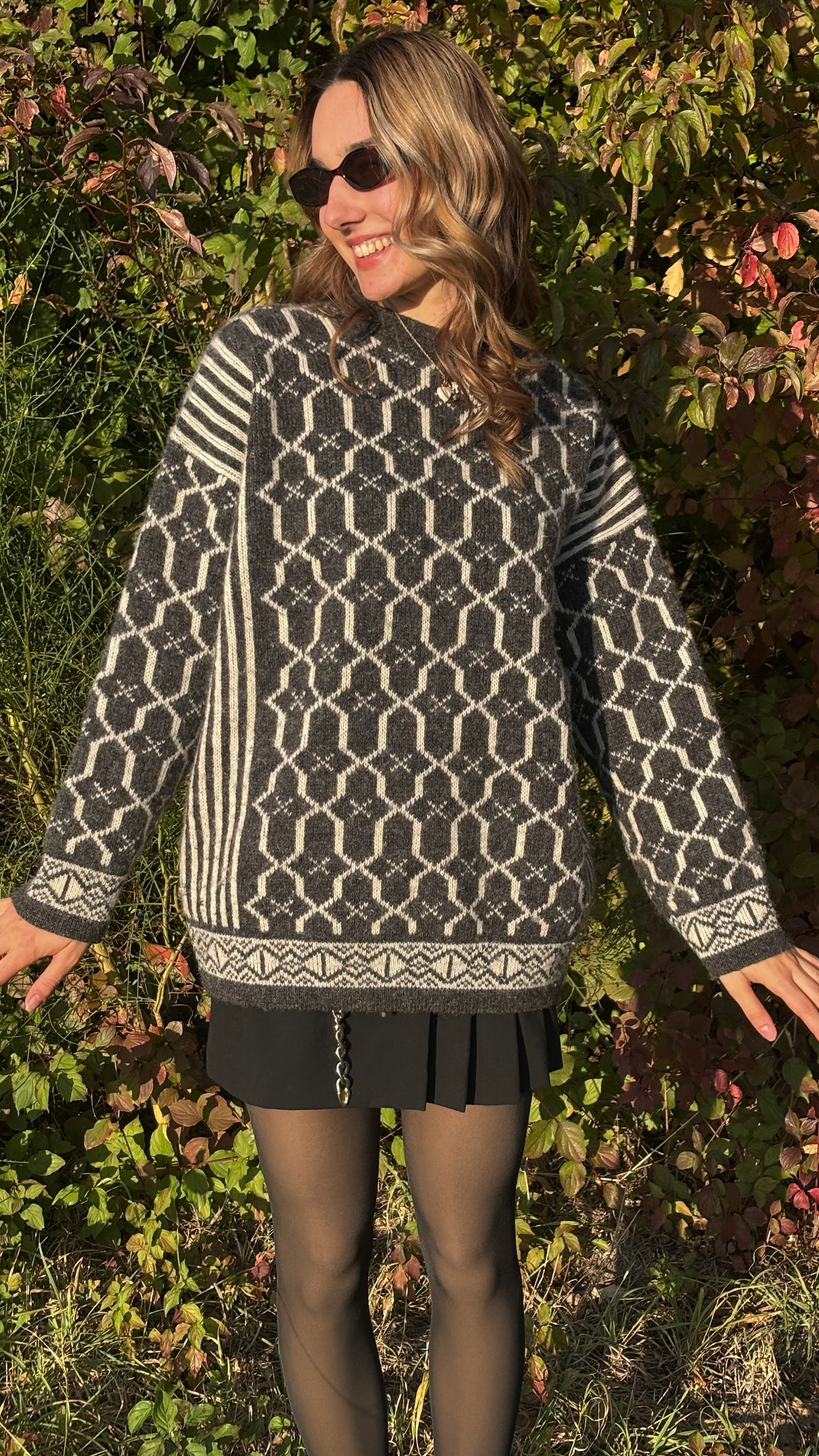 Dicker Schurwolle Strickpullover in grau-weiß gemustert, oversize S,M