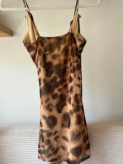 Leo-Muster Minikleid von Bershka braun beige mit Volants, S