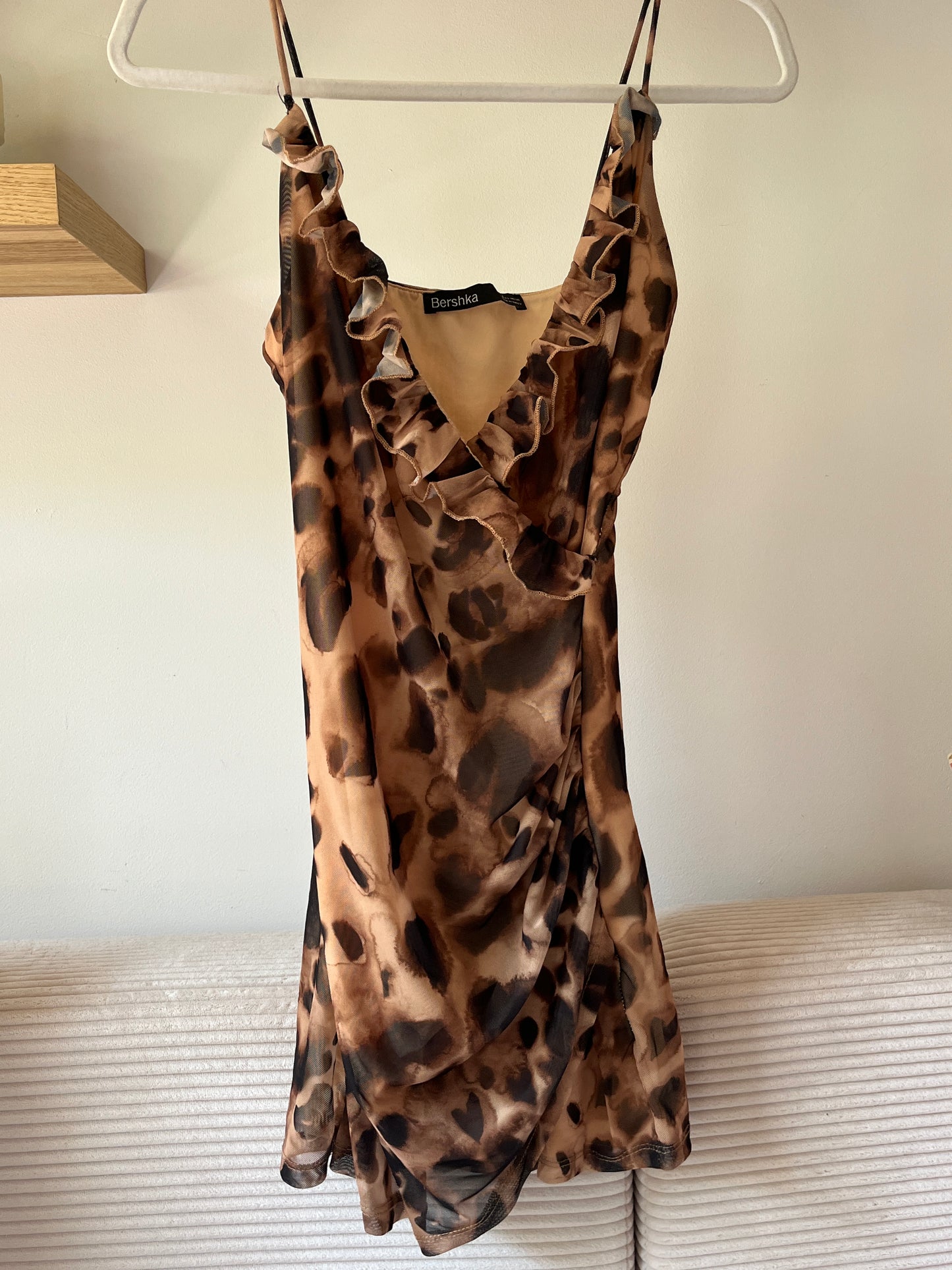 Leo-Muster Minikleid von Bershka braun beige mit Volants, S