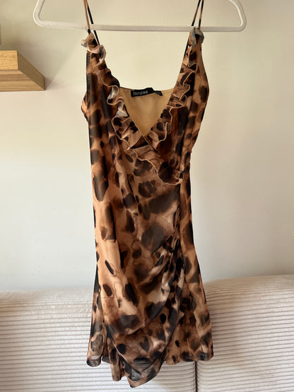 Leo-Muster Minikleid von Bershka braun beige mit Volants, S