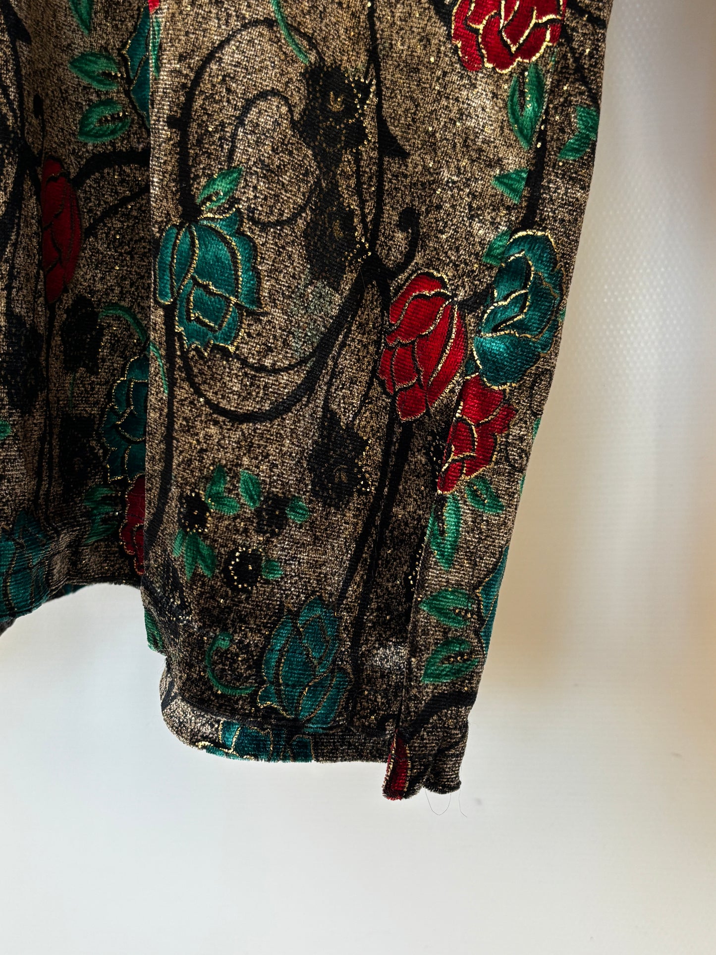Vintage Samt Shirt "Golosy" in metallisch glänzend braun mit rot grün floralem Muster, M