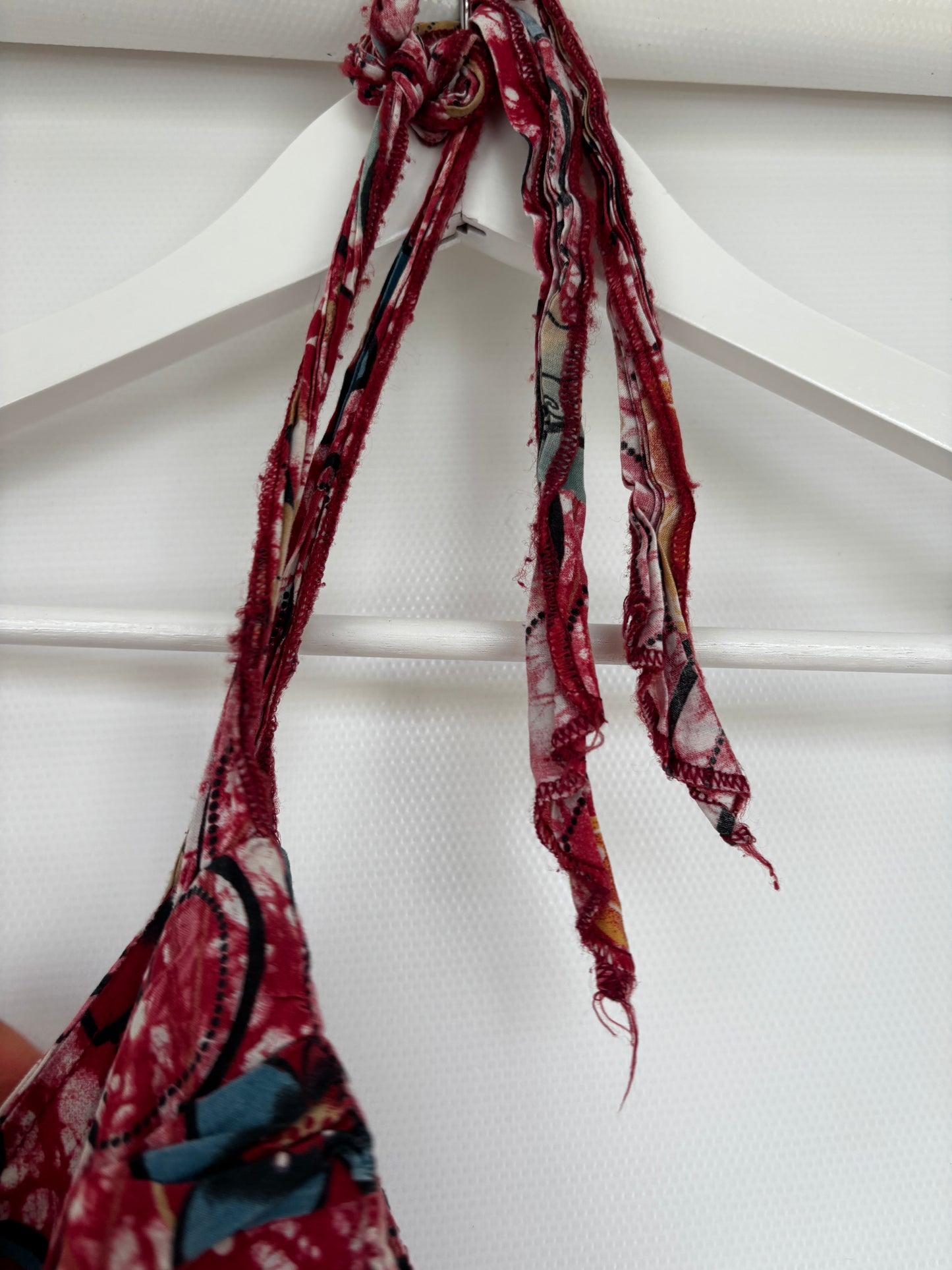 Süßes Minikleid mit Neckholder in rot bunt gemustert, M