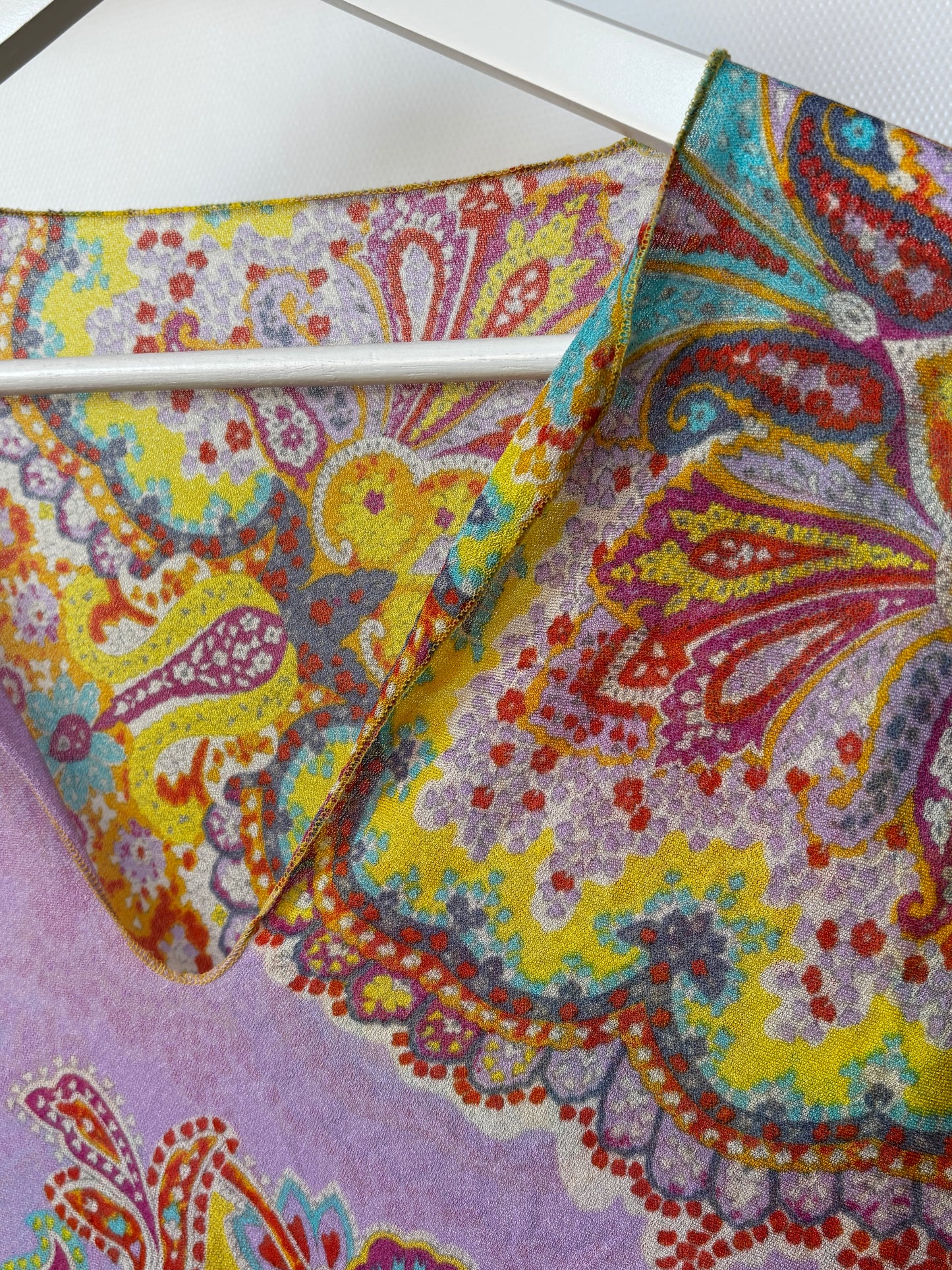 Bunt gemusterte Tunika mit Ornamenten in lila/gelb, S-M