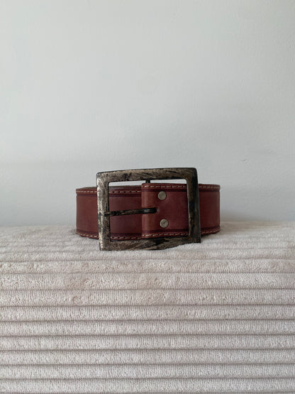 Matter Gürtel in dunkelrot mit eckiger Schnalle, TW 75