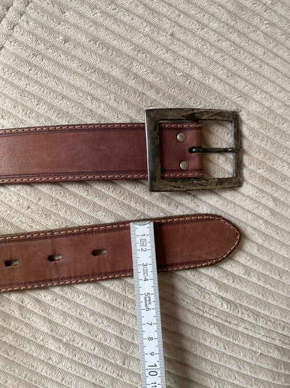 Matter Gürtel in dunkelrot mit eckiger Schnalle, TW 75