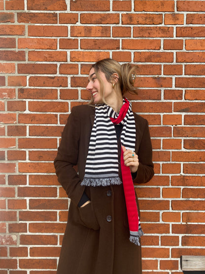 Gestreifter Schal in schwarz-weiß mit rot, schmal und lang