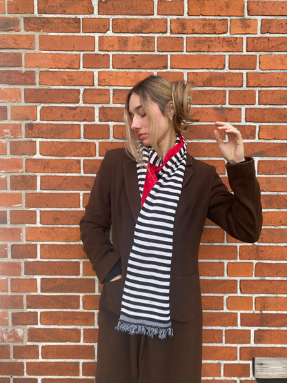 Gestreifter Schal in schwarz-weiß mit rot, schmal und lang