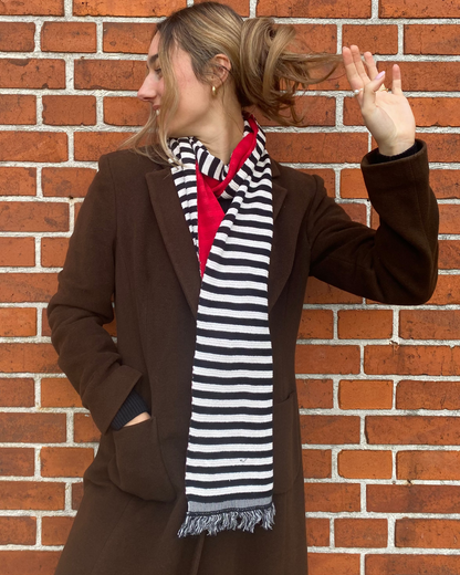 Gestreifter Schal in schwarz-weiß mit rot, schmal und lang