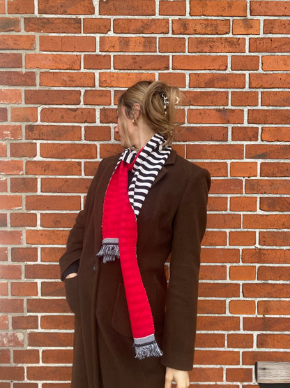 Gestreifter Schal in schwarz-weiß mit rot, schmal und lang