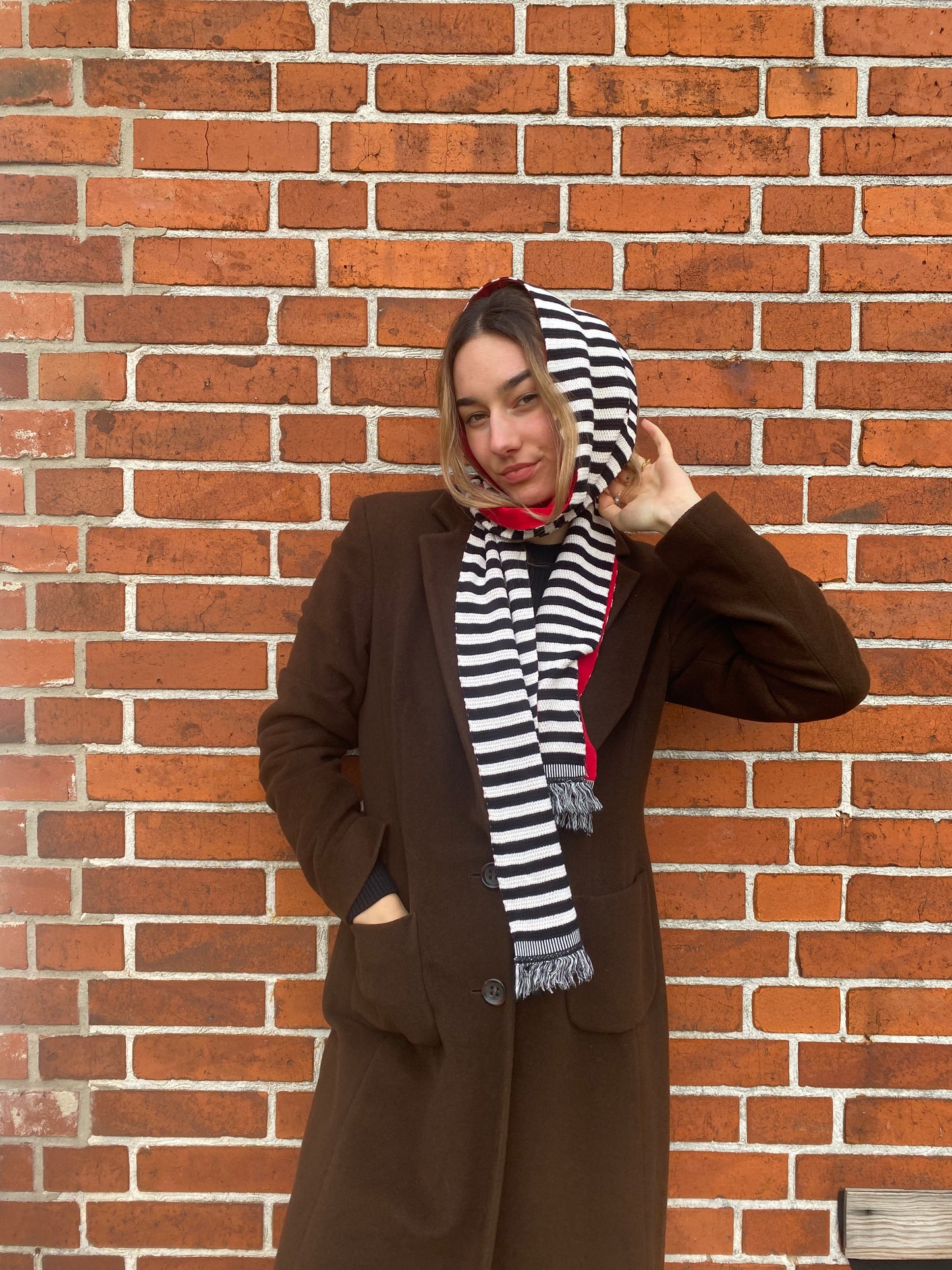 Gestreifter Schal in schwarz-weiß mit rot, schmal und lang