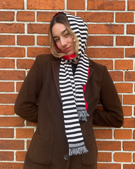 Gestreifter Schal in schwarz-weiß mit rot, schmal und lang