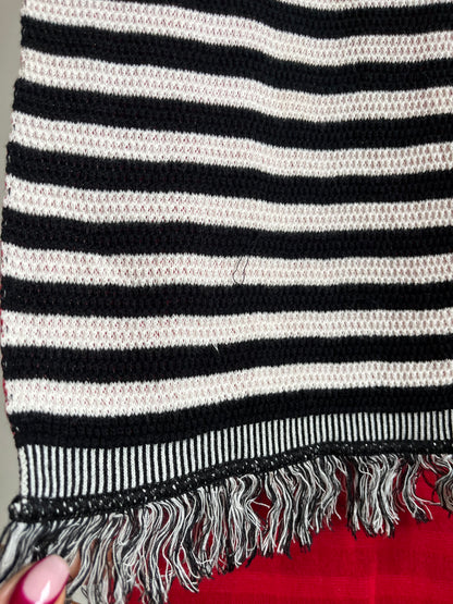 Gestreifter Schal in schwarz-weiß mit rot, schmal und lang