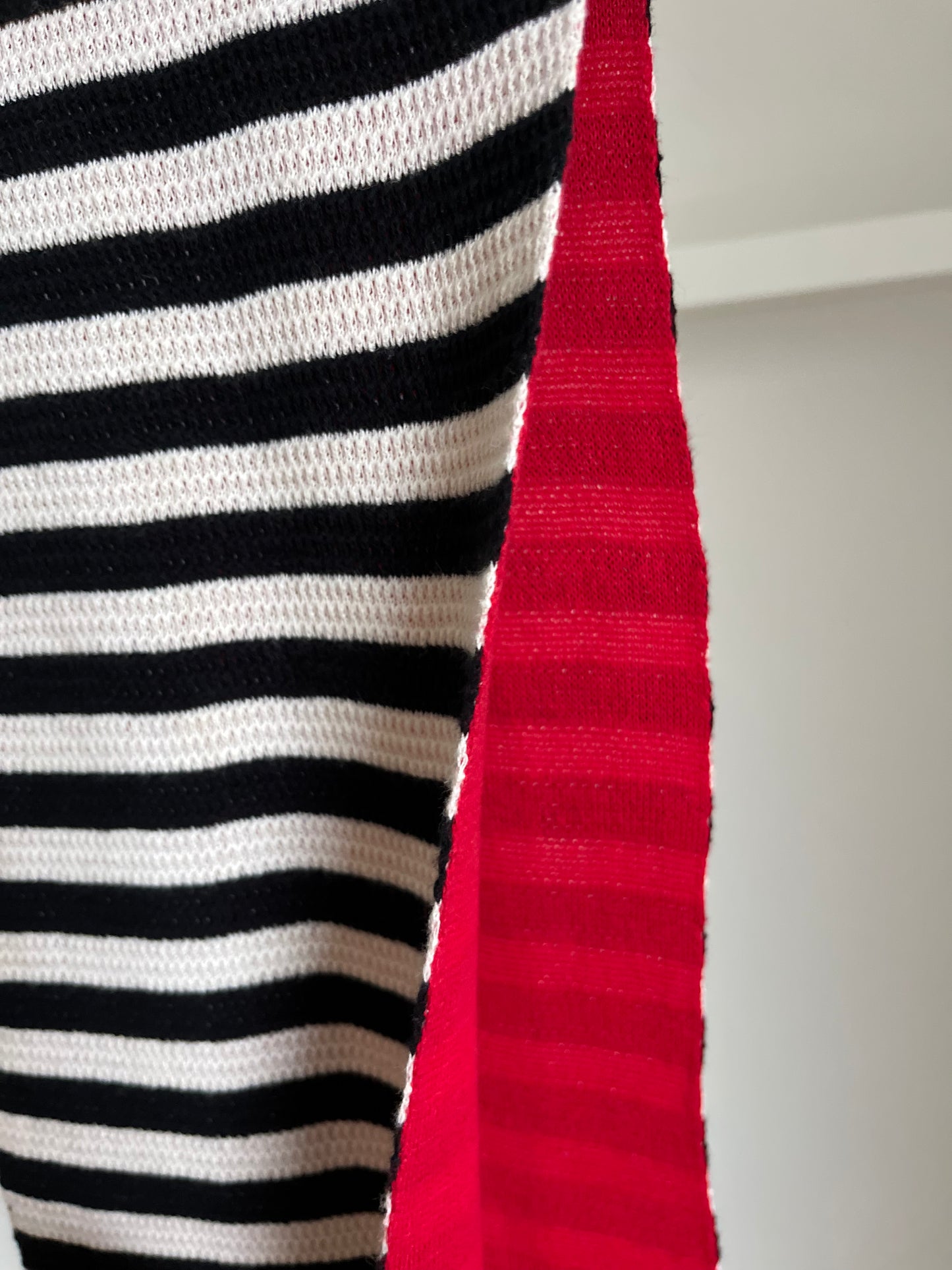 Gestreifter Schal in schwarz-weiß mit rot, schmal und lang