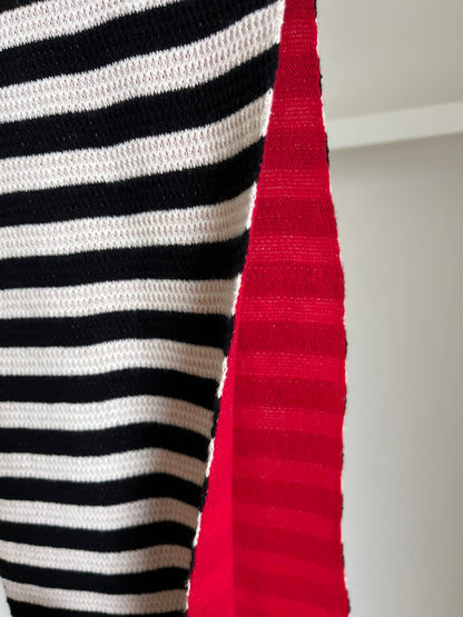 Gestreifter Schal in schwarz-weiß mit rot, schmal und lang