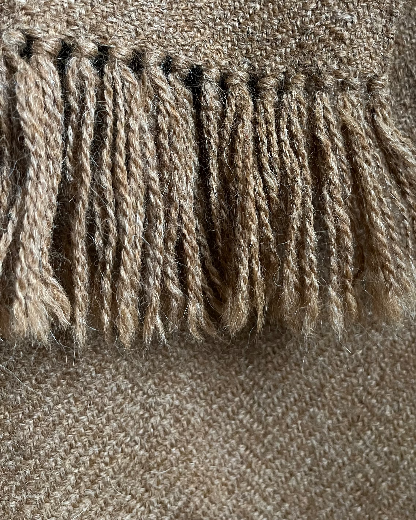 Hellbrauner dicker Schal mit Fransen, cozy scarf in camel braun