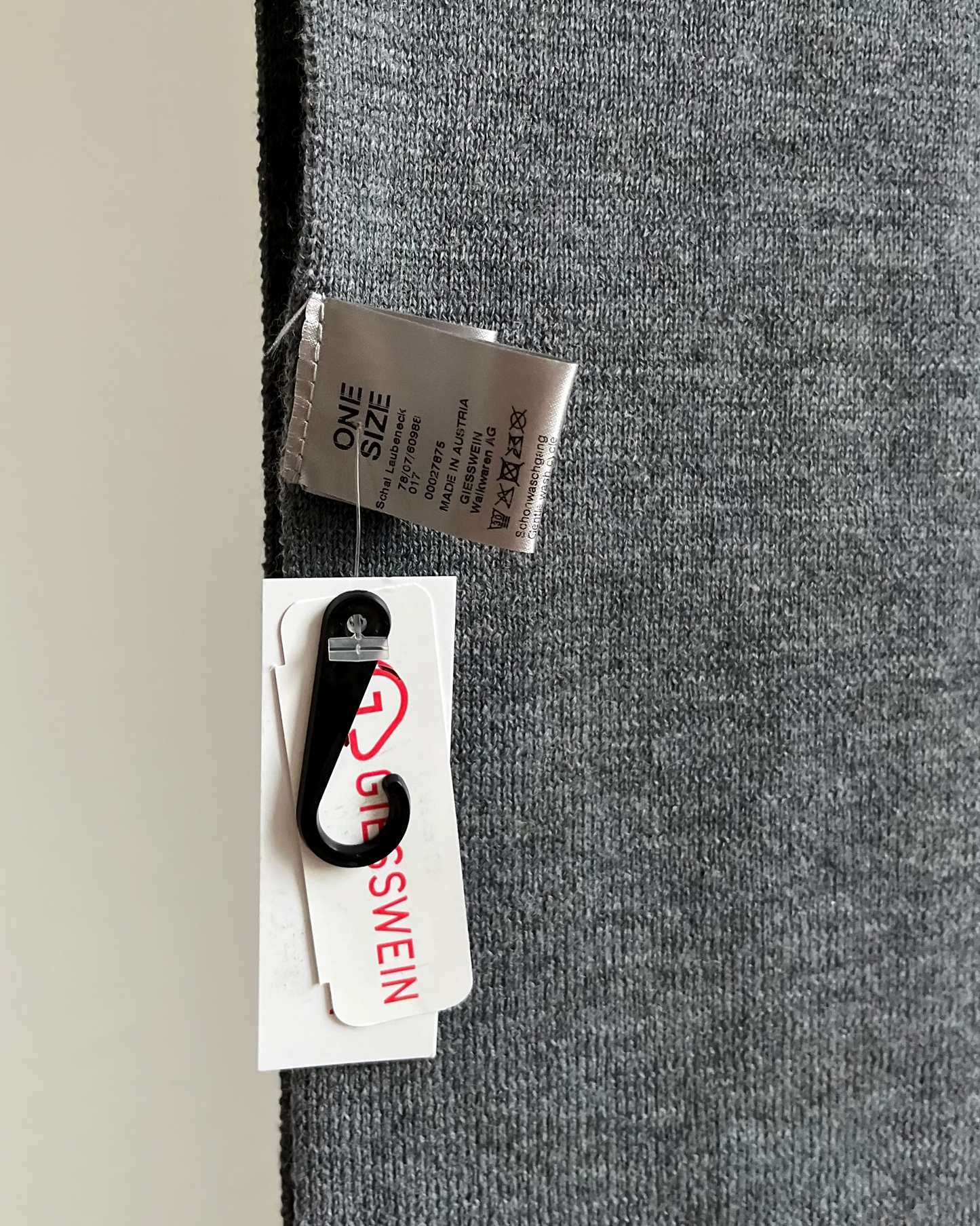 Hochwertiger Giesswein Merinowolle Schal Modell Laubeneck in schiefer grau