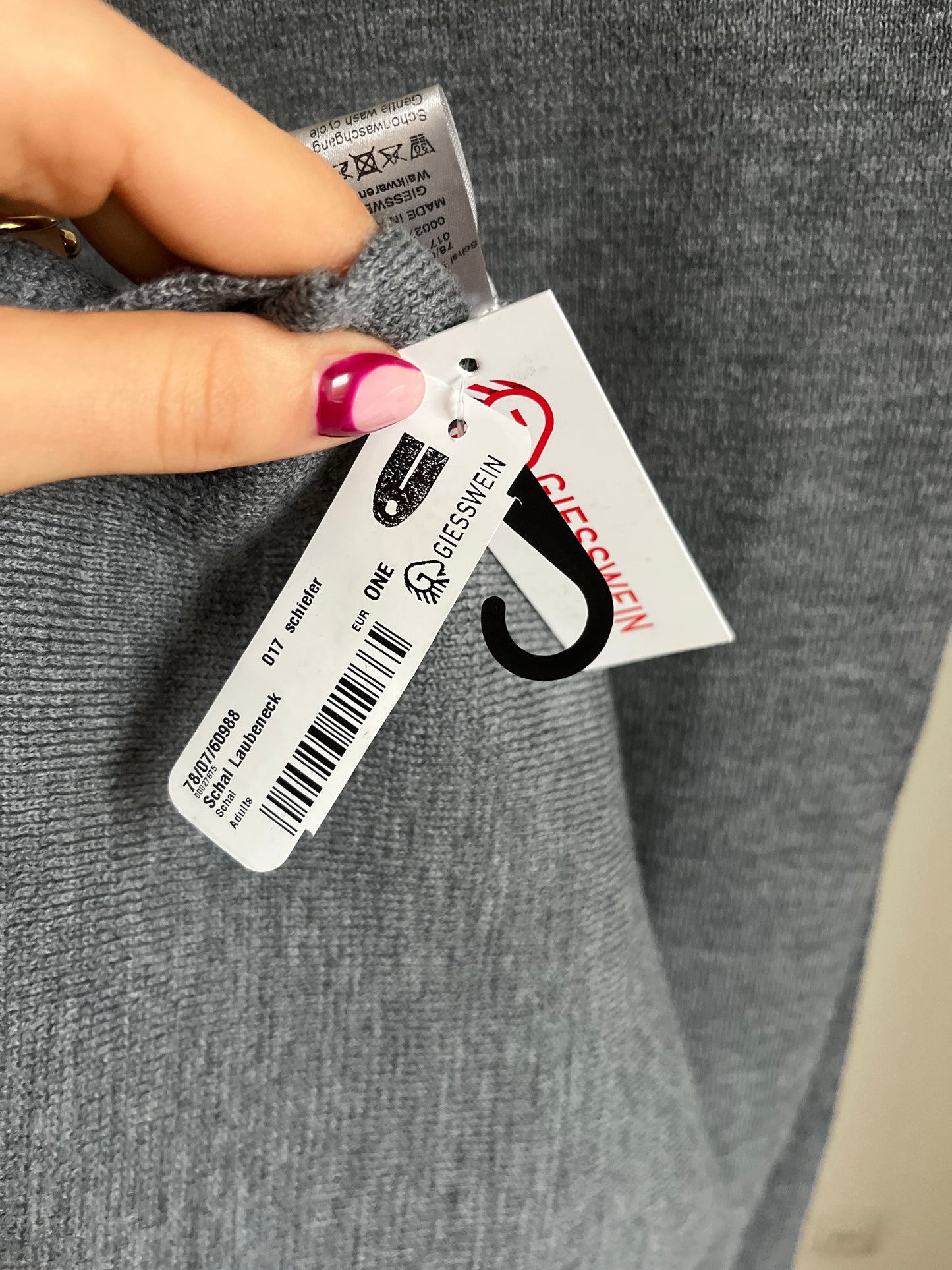 Hochwertiger Giesswein Merinowolle Schal Modell Laubeneck in schiefer grau