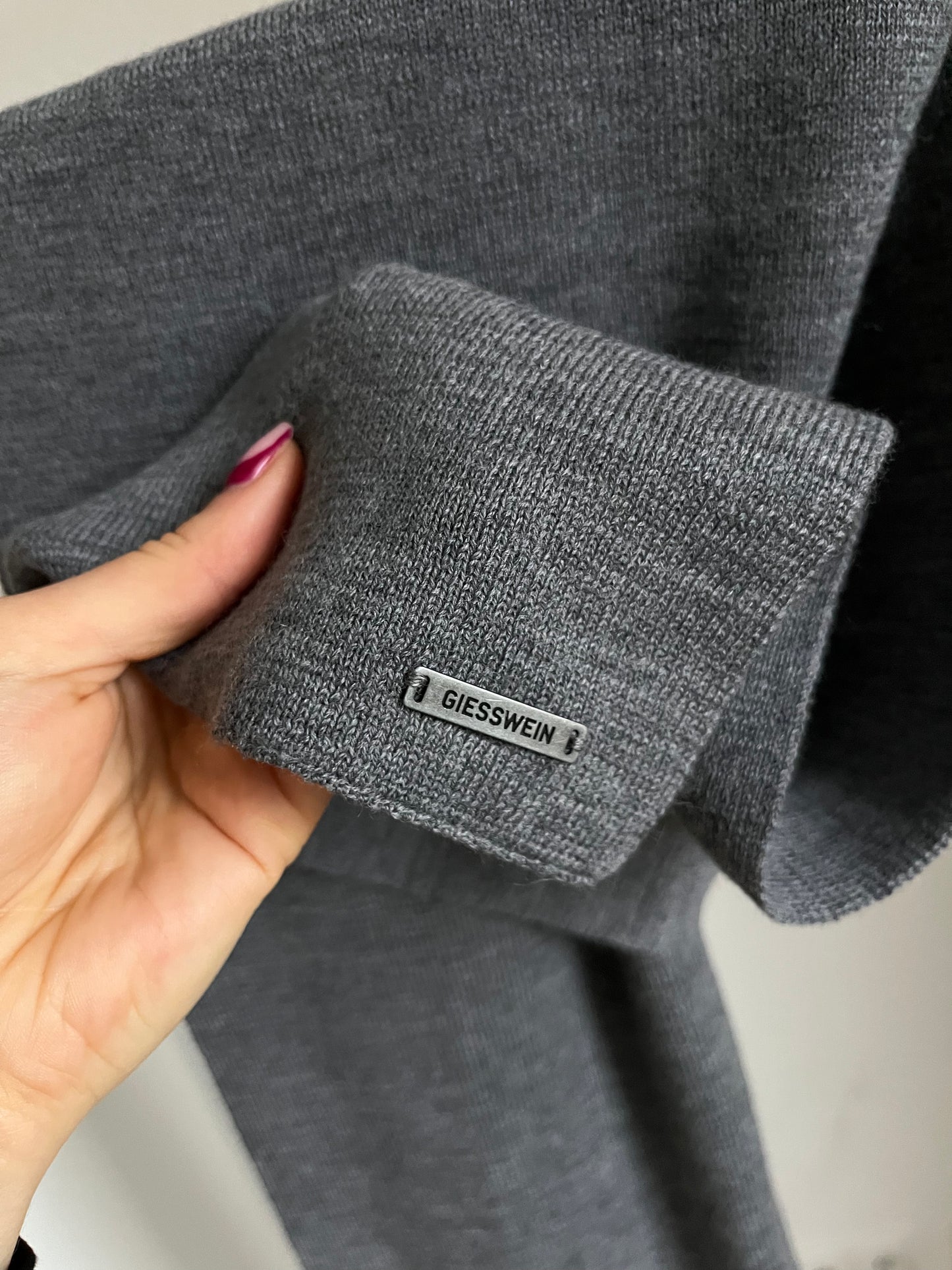 Hochwertiger Giesswein Merinowolle Schal Modell Laubeneck in schiefer grau