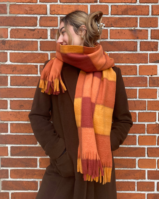Wunderschöner Fleece Schal in orange rot gelb Karo-Muster, warm und cozy