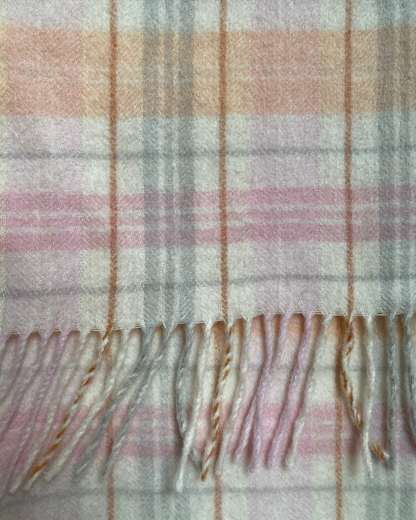 Weicher Kaschmir Schal in rosa weiß creme kariert mit Fransen