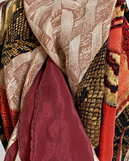 Bunt gemustertes Seidentuch quadratisch bordeauxrot gold