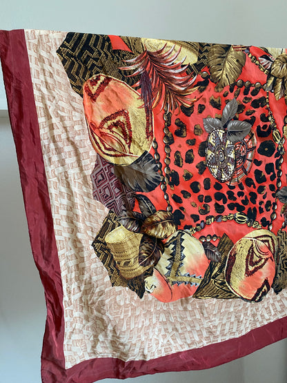 Bunt gemustertes Seidentuch quadratisch bordeauxrot gold