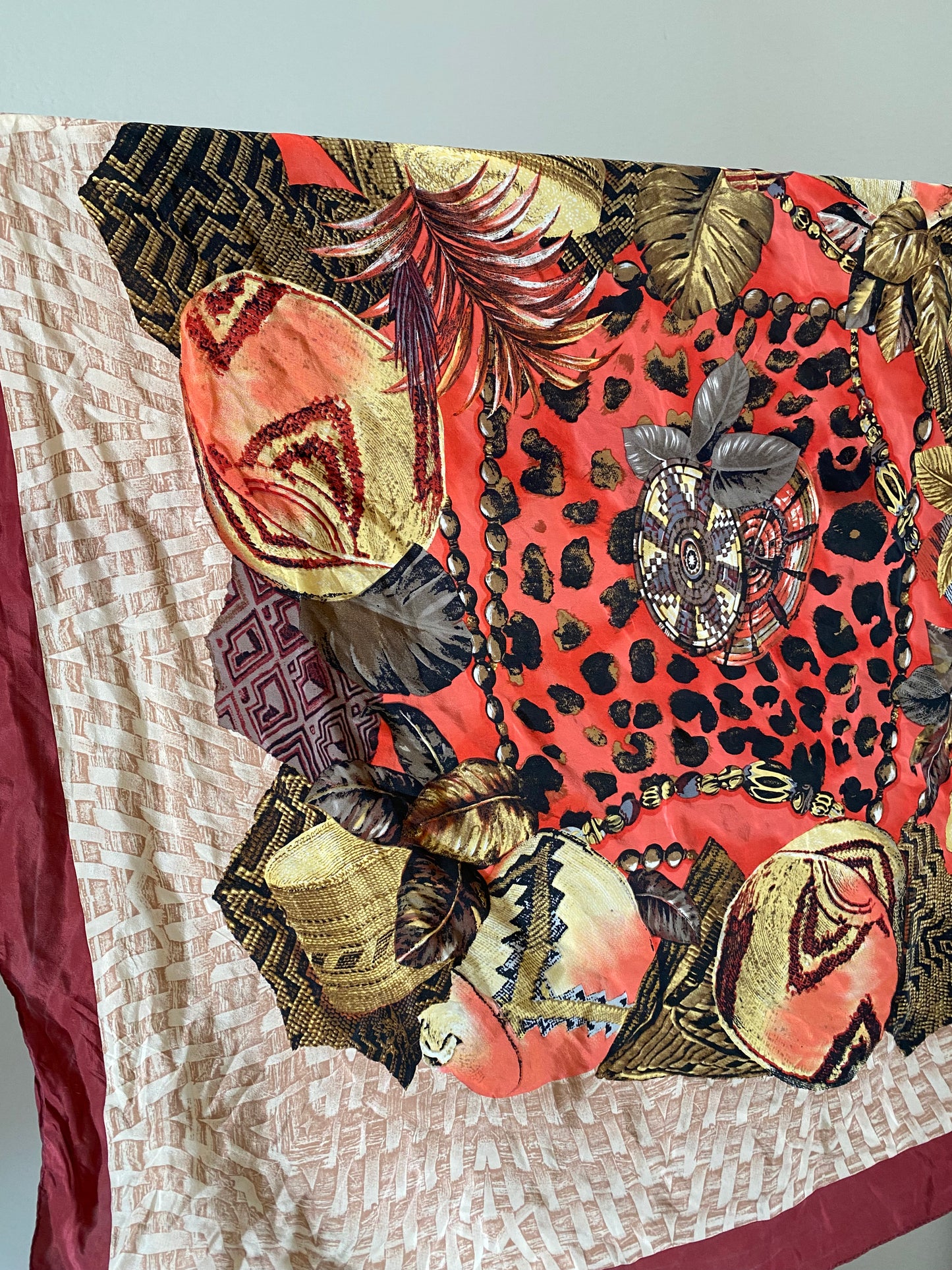 Bunt gemustertes Seidentuch quadratisch bordeauxrot gold