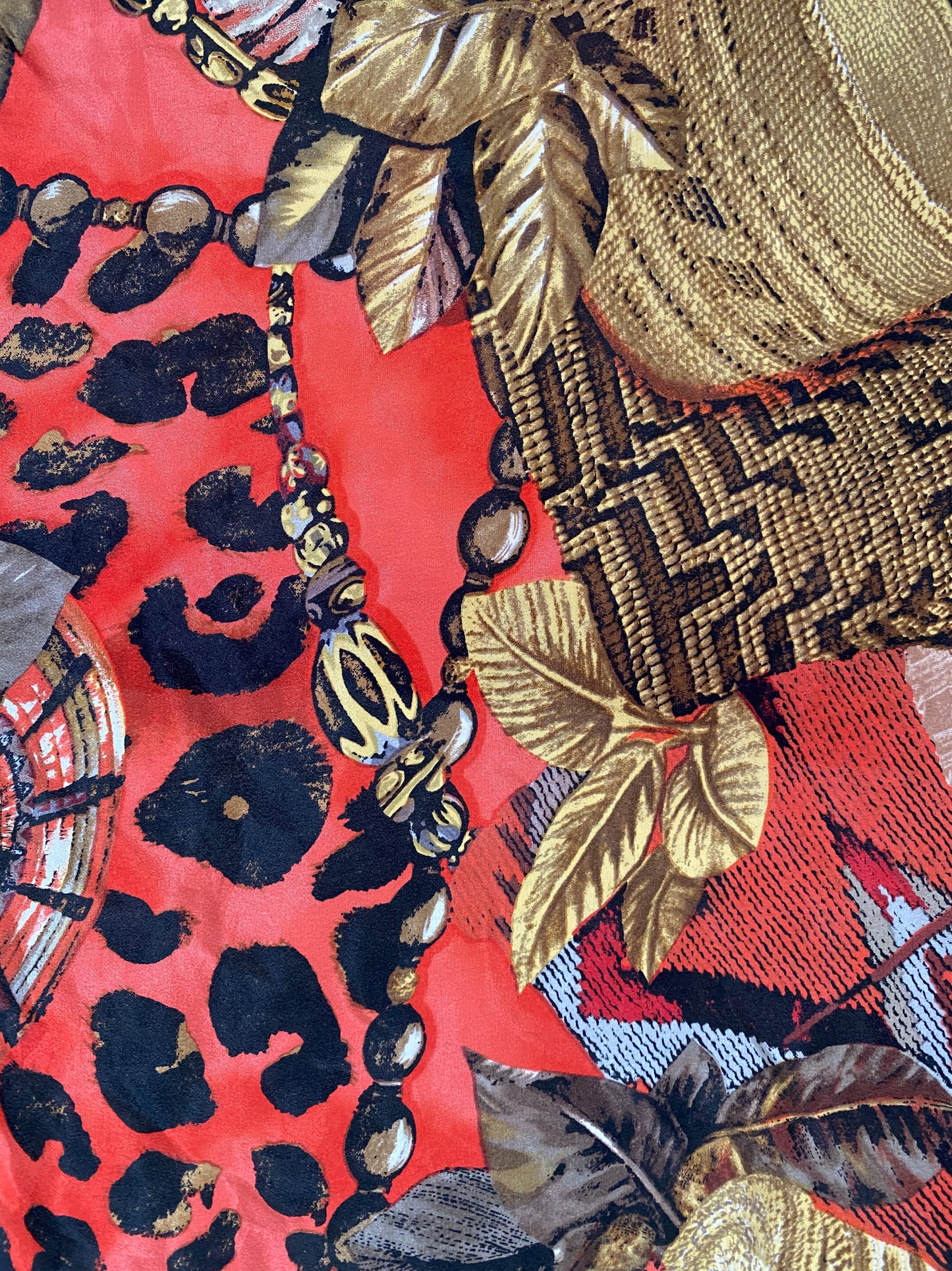 Bunt gemustertes Seidentuch quadratisch bordeauxrot gold