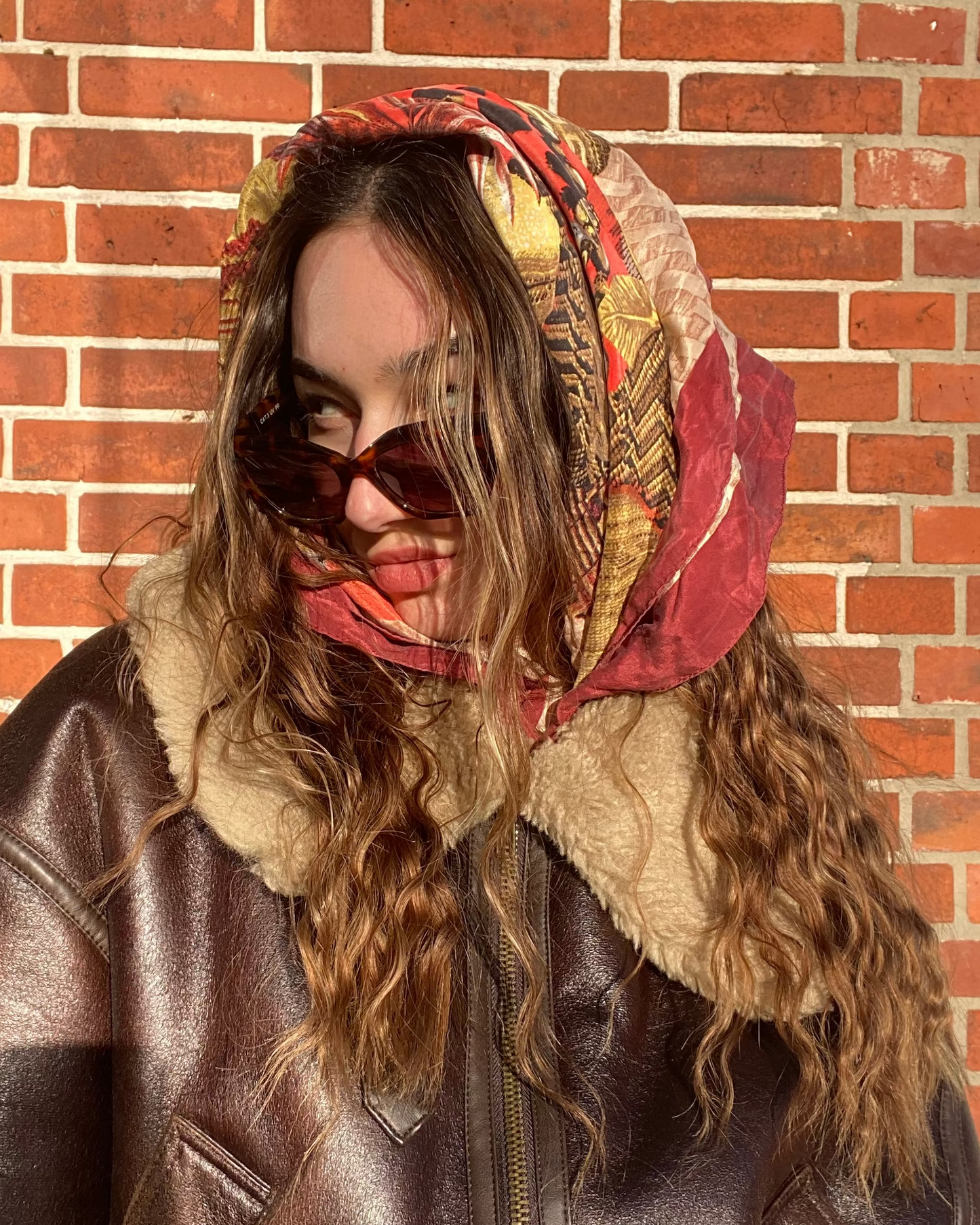 Bunt gemustertes Seidentuch quadratisch bordeauxrot gold