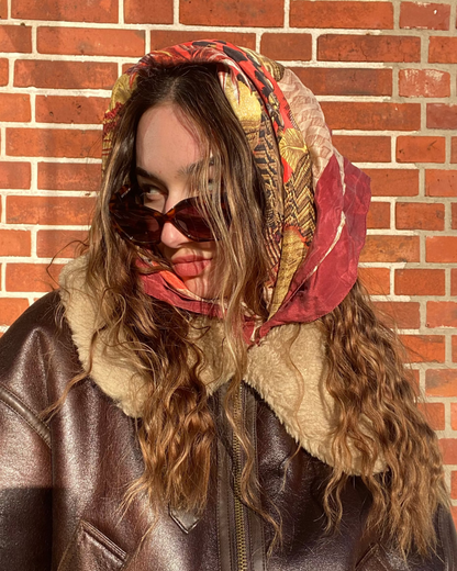 Bunt gemustertes Seidentuch quadratisch bordeauxrot gold