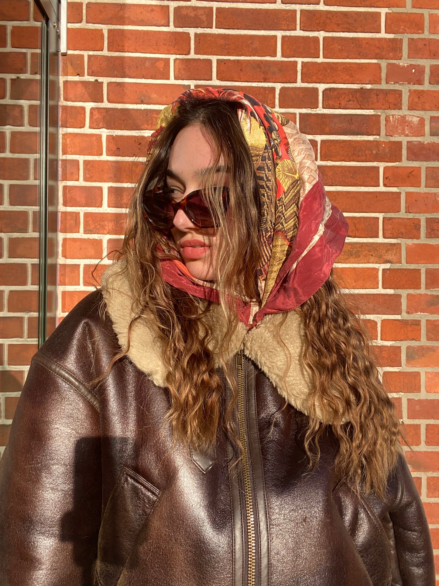 Bunt gemustertes Seidentuch quadratisch bordeauxrot gold