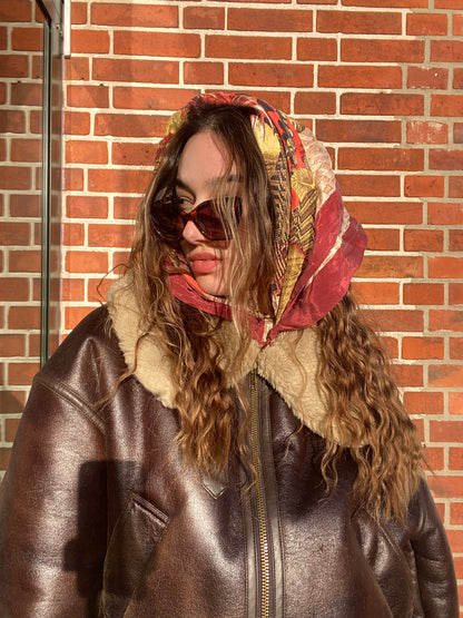 Bunt gemustertes Seidentuch quadratisch bordeauxrot gold