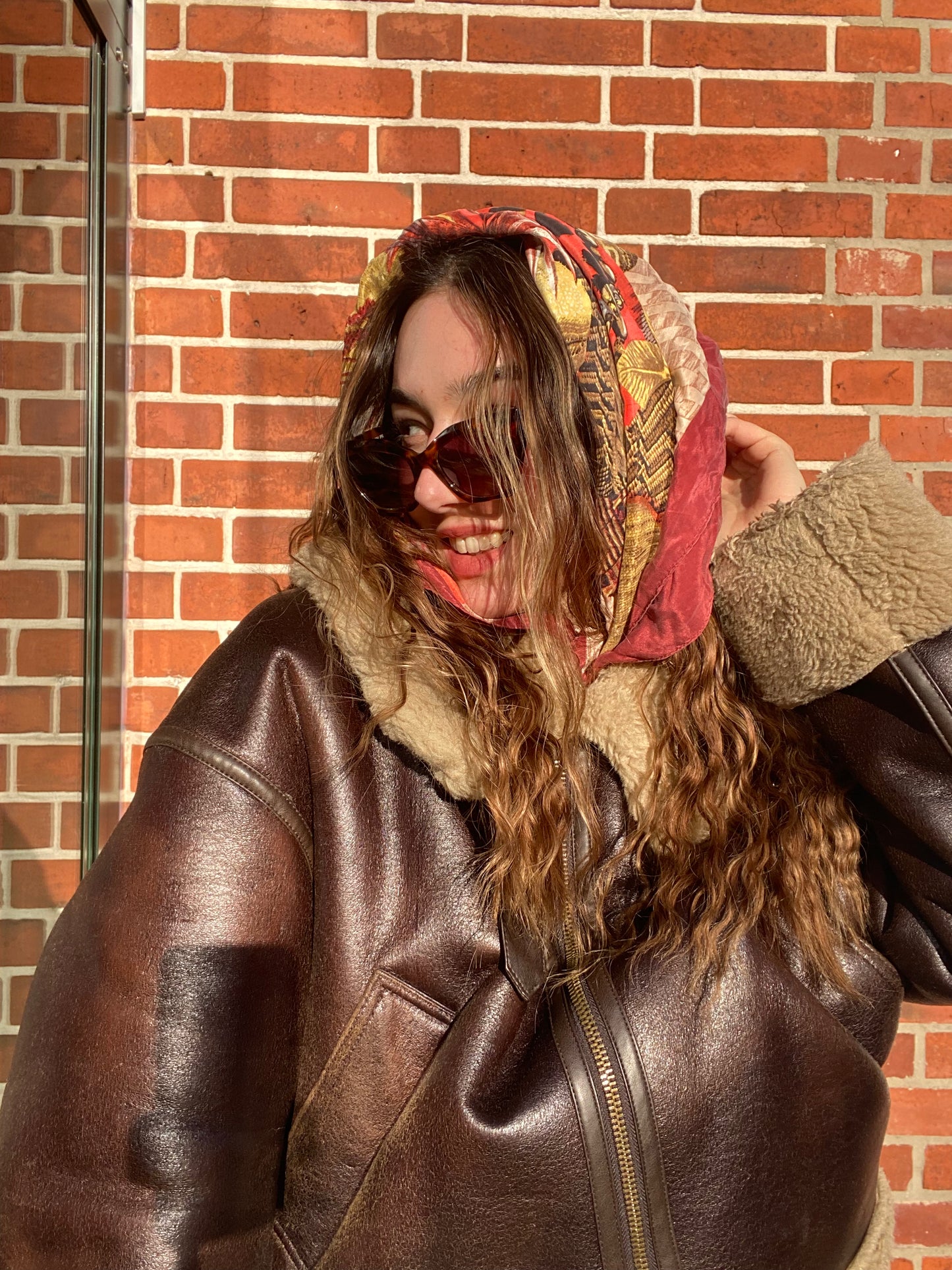 Bunt gemustertes Seidentuch quadratisch bordeauxrot gold