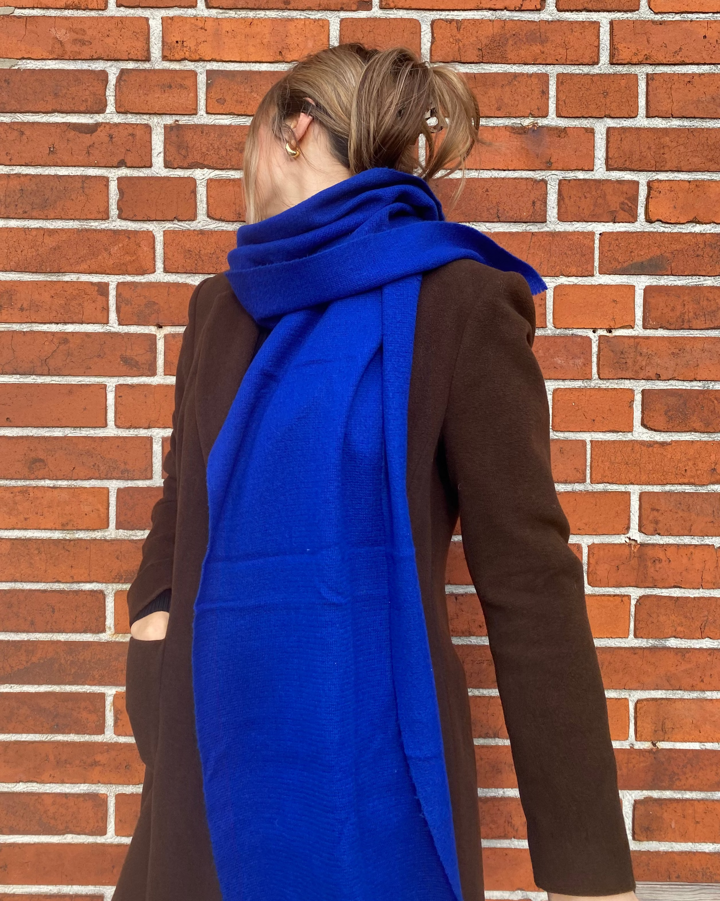 Arzurblauer weicher Maxischal, cozy in royalblau