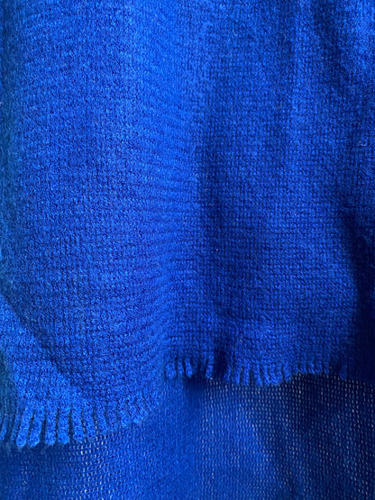 Arzurblauer weicher Maxischal, cozy in royalblau