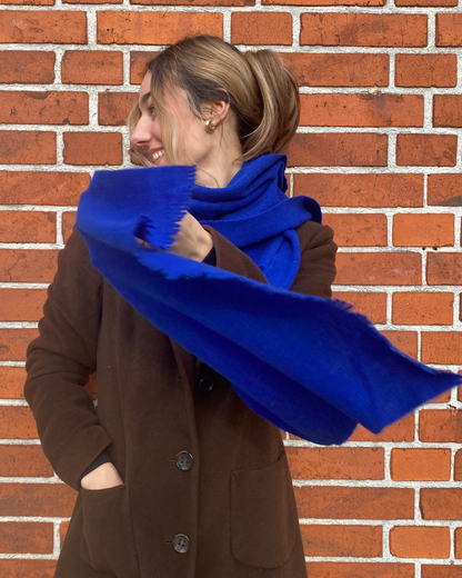 Arzurblauer weicher Maxischal, cozy in royalblau