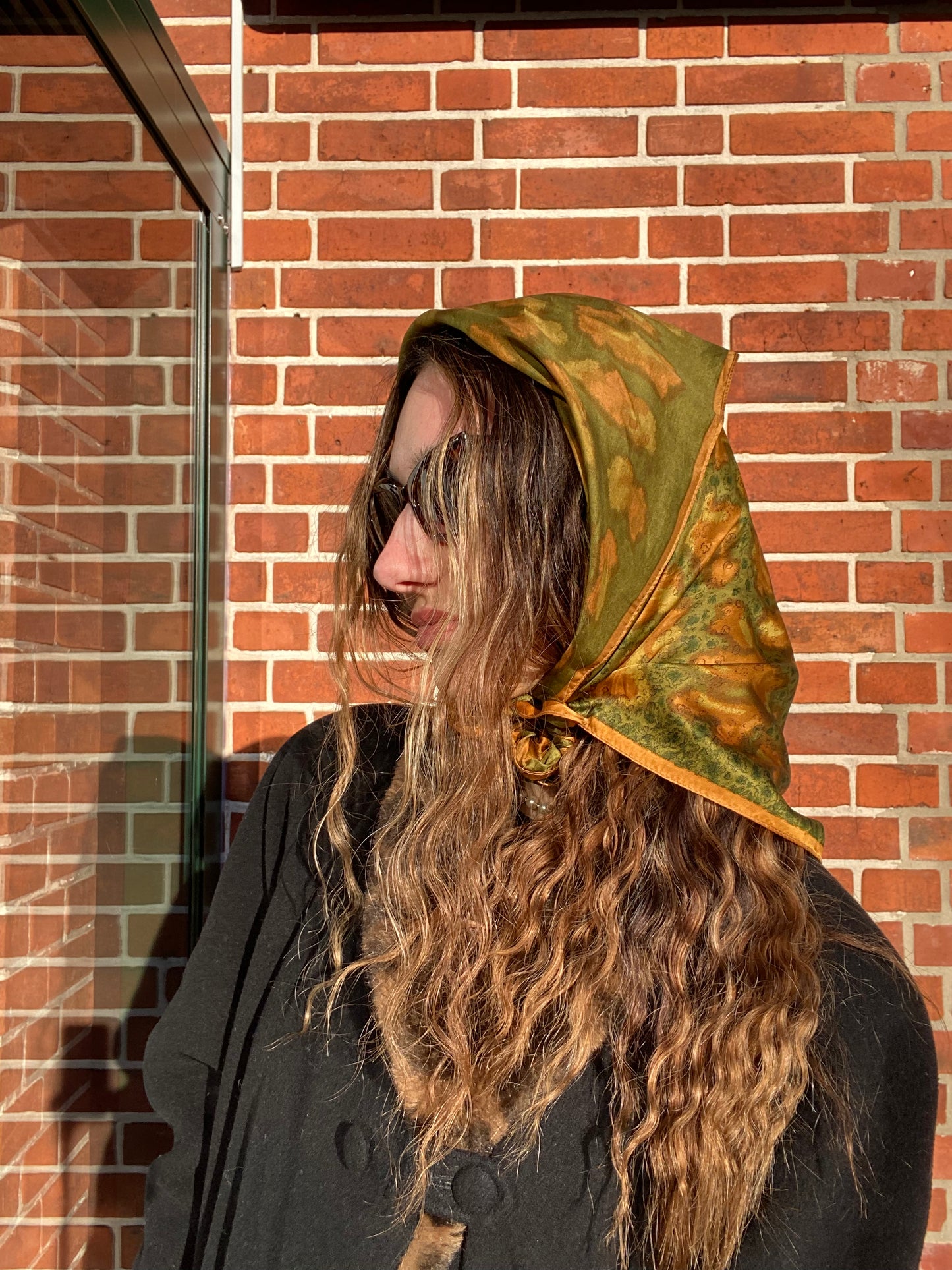 Gemustertes Seidentuch, quadratisch in grün gold