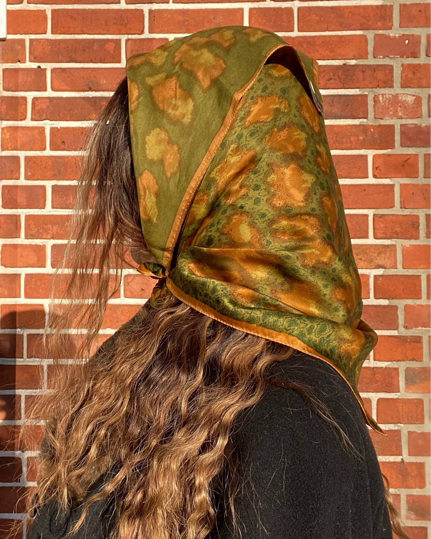 Gemustertes Seidentuch, quadratisch in grün gold