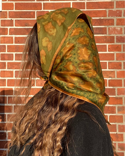 Gemustertes Seidentuch, quadratisch in grün gold