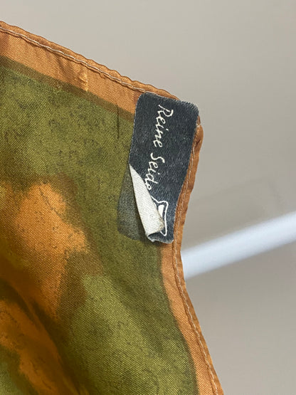 Gemustertes Seidentuch, quadratisch in grün gold