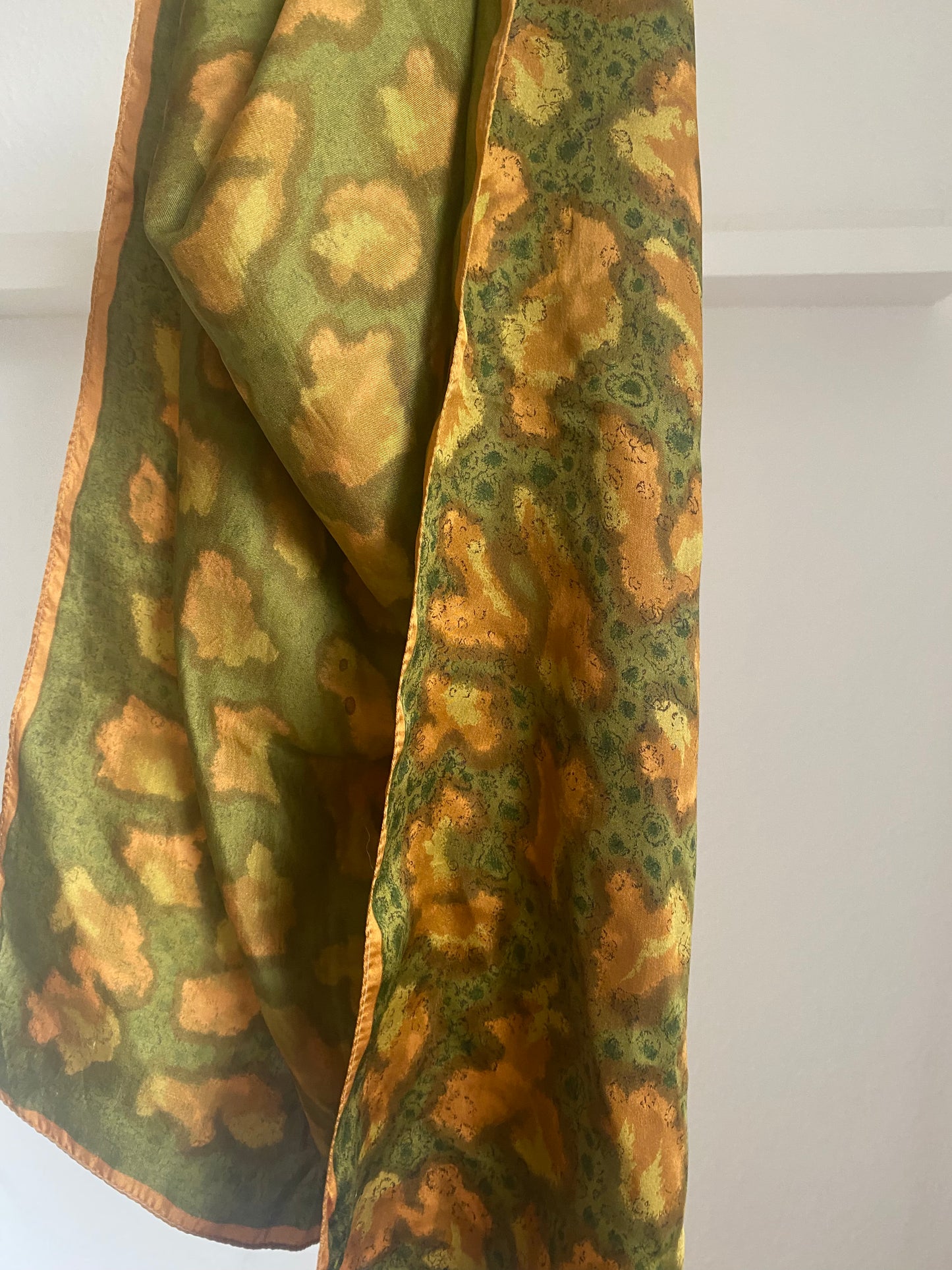 Gemustertes Seidentuch, quadratisch in grün gold