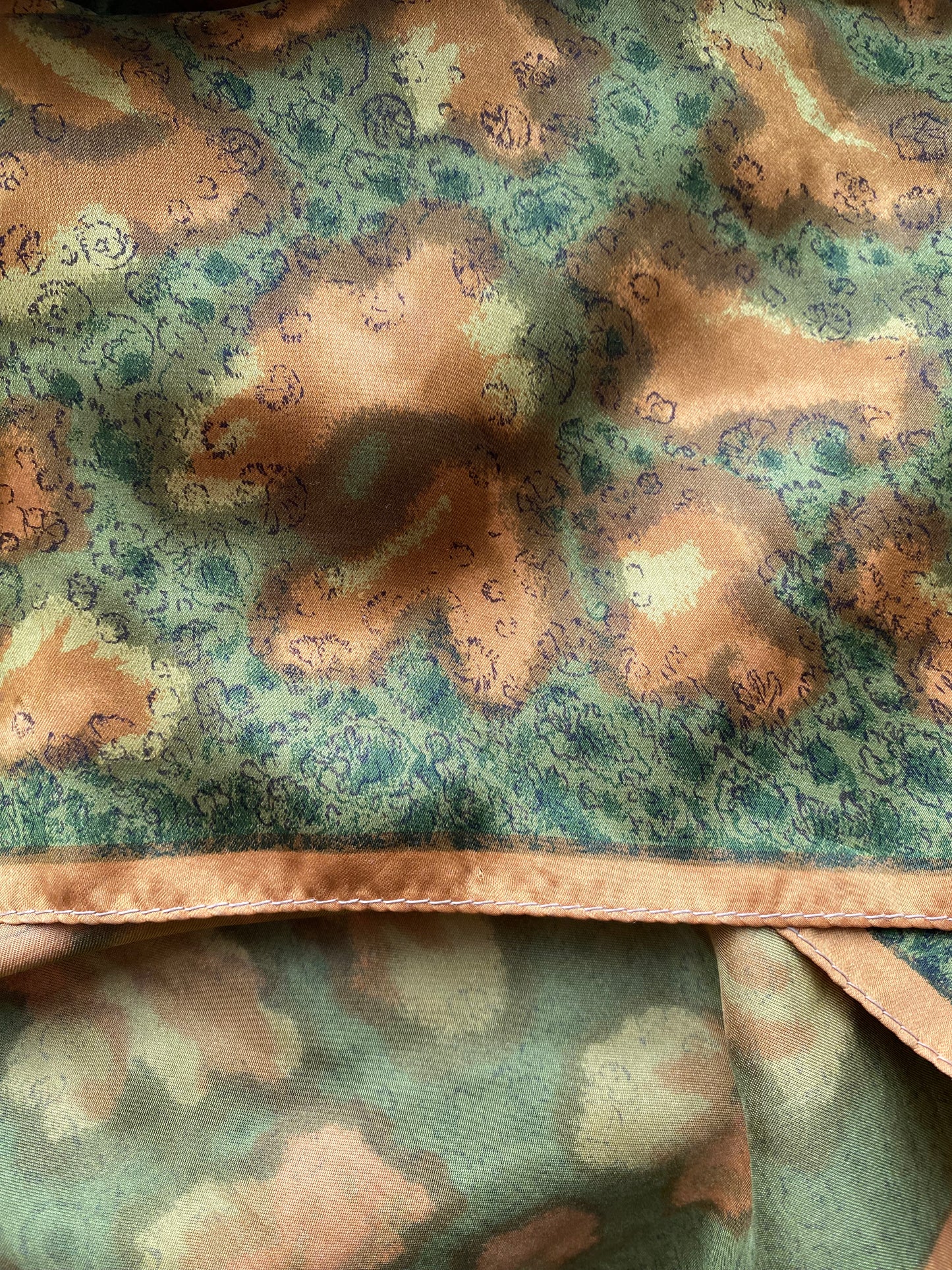 Gemustertes Seidentuch, quadratisch in grün gold