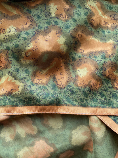 Gemustertes Seidentuch, quadratisch in grün gold