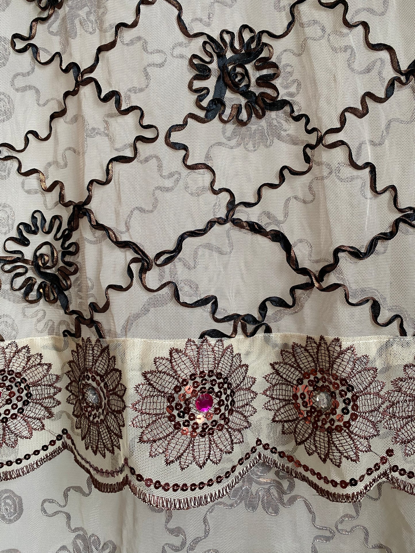 Verziertes halbtransparentes Tuch in beige braun bronze