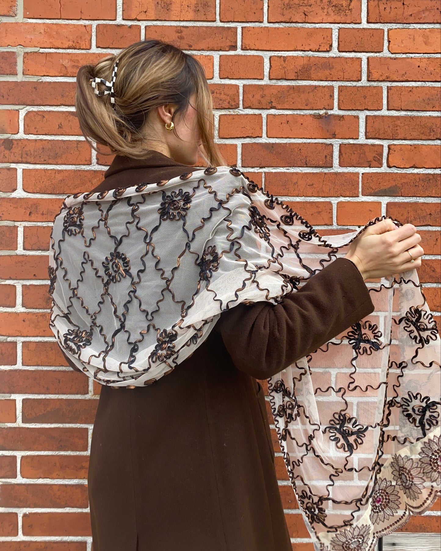 Verziertes halbtransparentes Tuch in beige braun bronze