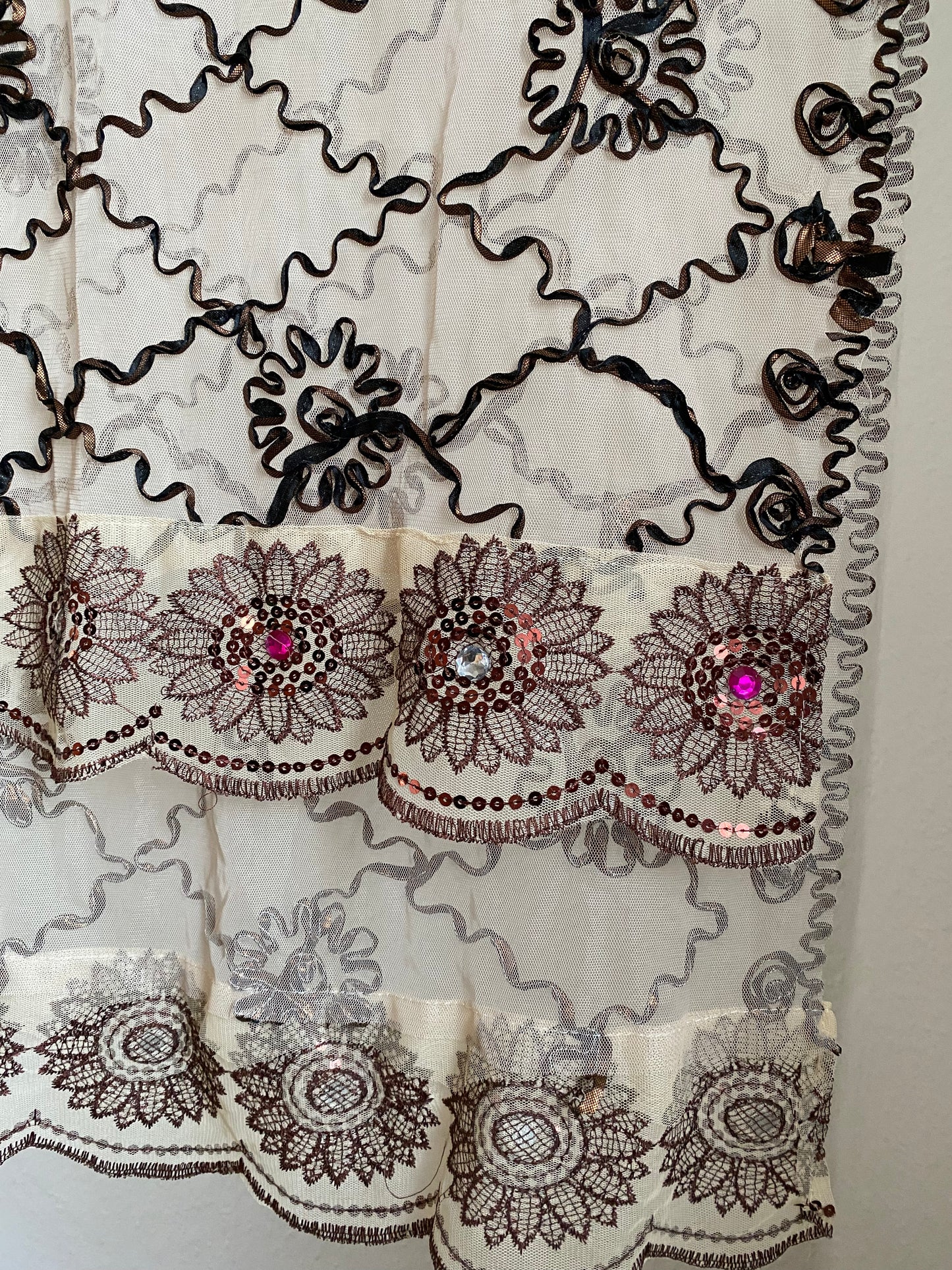 Verziertes halbtransparentes Tuch in beige braun bronze