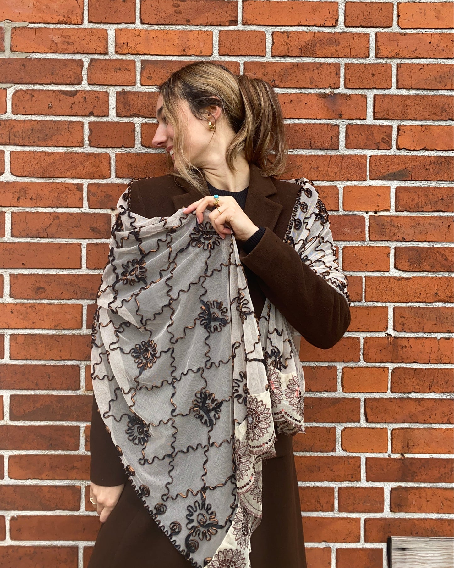 Verziertes halbtransparentes Tuch in beige braun bronze