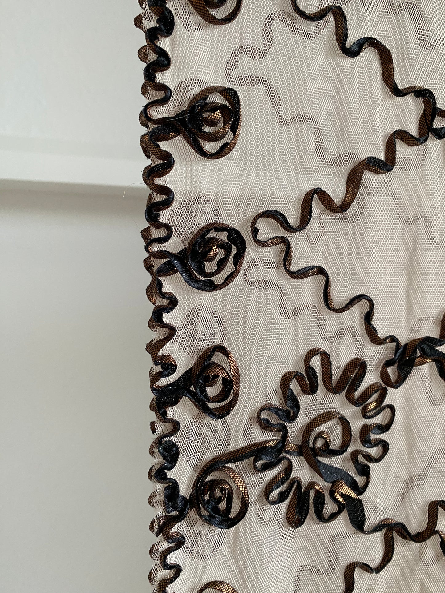 Verziertes halbtransparentes Tuch in beige braun bronze