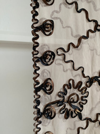 Verziertes halbtransparentes Tuch in beige braun bronze